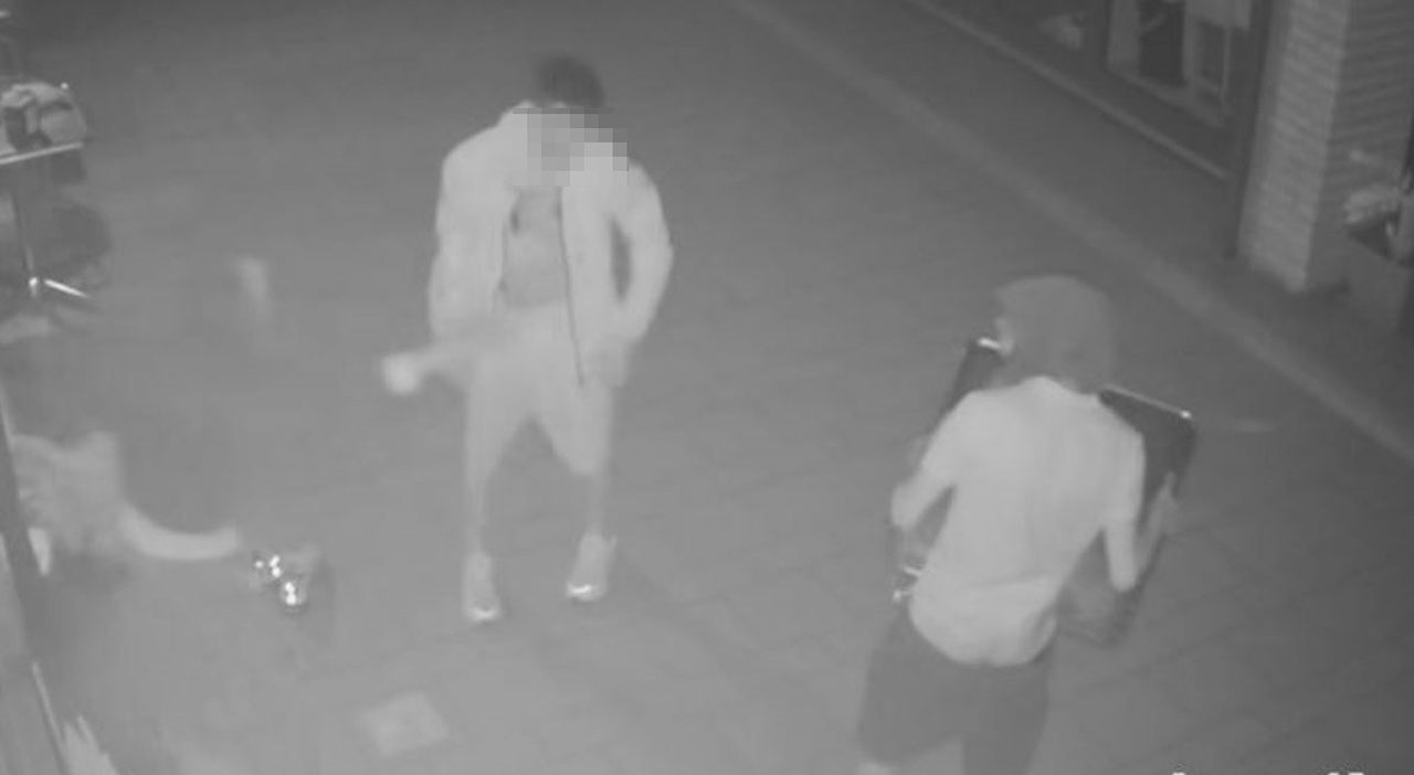 Tre ladri sfrontati a volto scoperto (e tatuaggi a favore di spycam) spaccano la vetrina della pizzeria e rubano l Tre ladri sfrontati a volto scoperto (e tatuaggi a favore di spycam) spaccano la vetrina della pizzeria e rubano l
