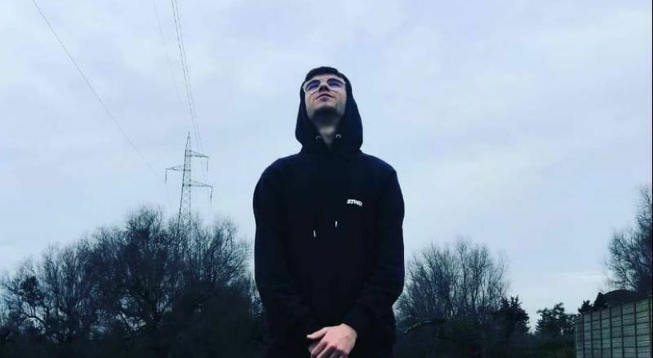 Filippo trovato morto accanto alla sua moto: «Torno presto», poi la tragedia. I genitori avevano denunciato la scomparsa Filippo trovato morto accanto alla sua moto: «Torno presto», poi la tragedia. I genitori avevano denunciato la scomparsa