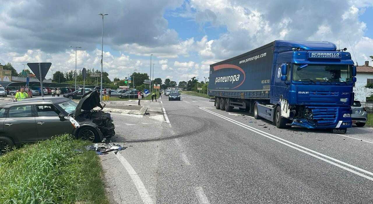 incidente tra auto e camion davanti al centro commerciale ferito gravemente l automobilista