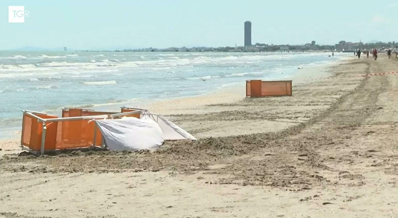 Elisa Spadavecchia, travolta e uccisa da una ruspa in spiaggia a Cervia mentre prendeva il sole. Il sindaco: «Lavori abusivi non autorizzati» Elisa Spadavecchia, travolta e uccisa da una ruspa in spiaggia a Cervia mentre prendeva il sole. Il sindaco: «Lavori abusivi non autorizzati»