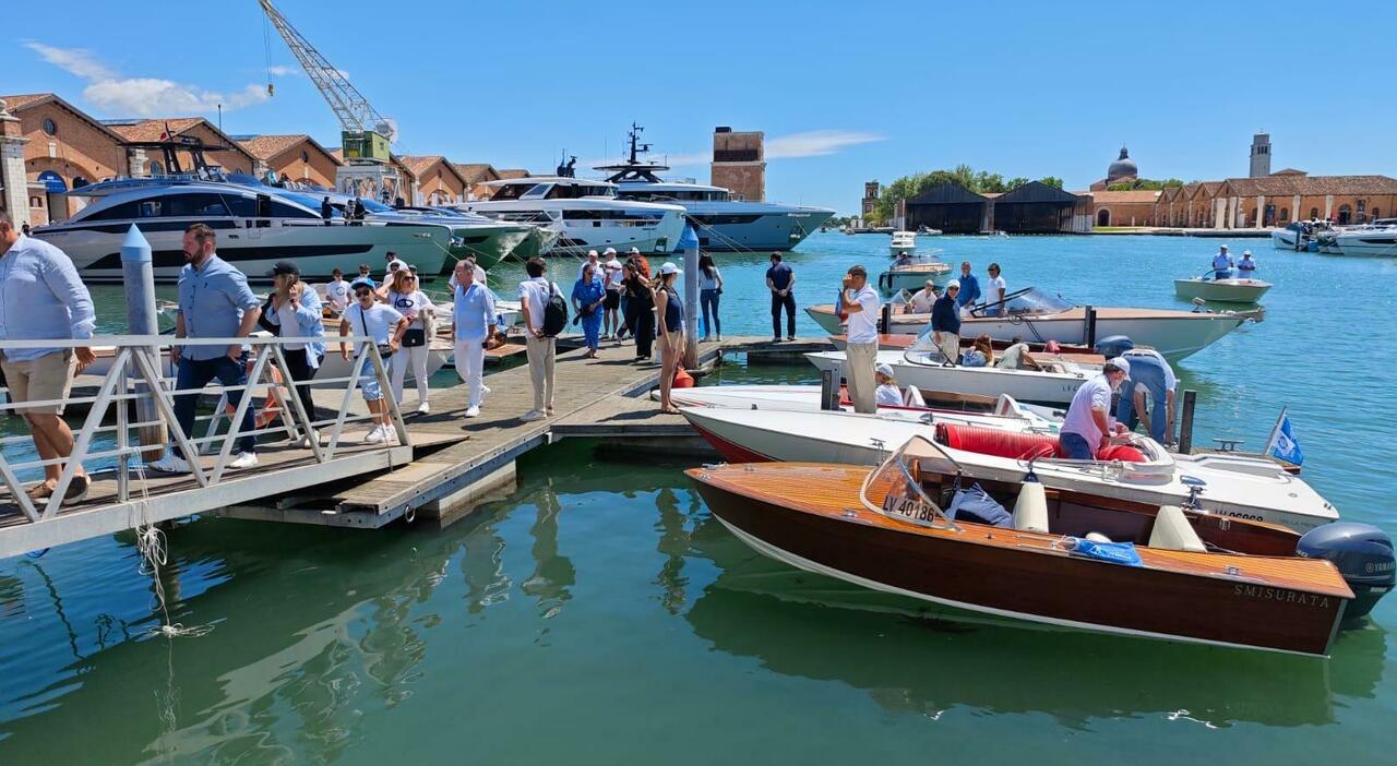 Il salone nautico diventa grande: al via il 29 maggio la settima edizione con 270 espositori e 300 imbarcazioni distribuite su 55mila metri quadrati Il salone nautico diventa grande: al via il 29 maggio la settima edizione con 270 espositori e 300 imbarcazioni distribuite su 55mila metri quadrati