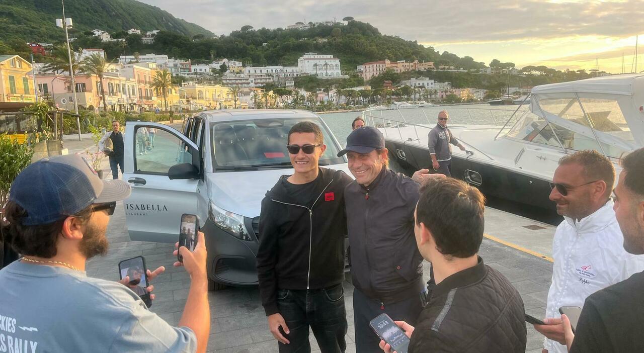 Scudetto napoli, conte sbarca a ischia: ospite del compleanno di de laurentiis