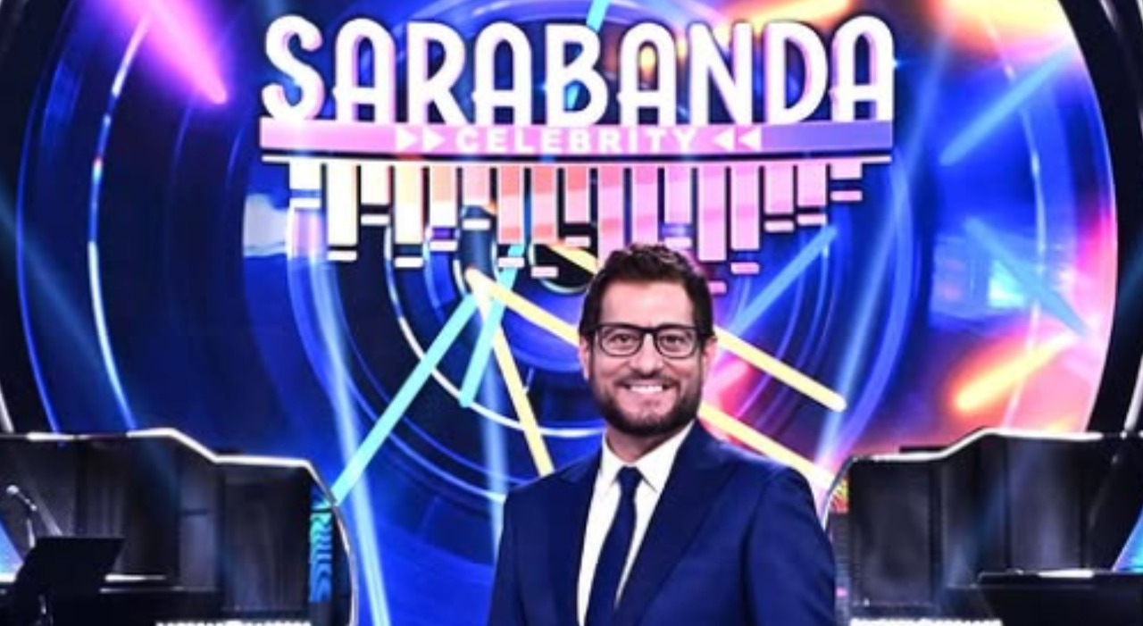 Le anticipazioni di Sarabanda Celebrity, da stasera Enrico Papi torna a far cantare i vip: gli ospiti e i giochi
