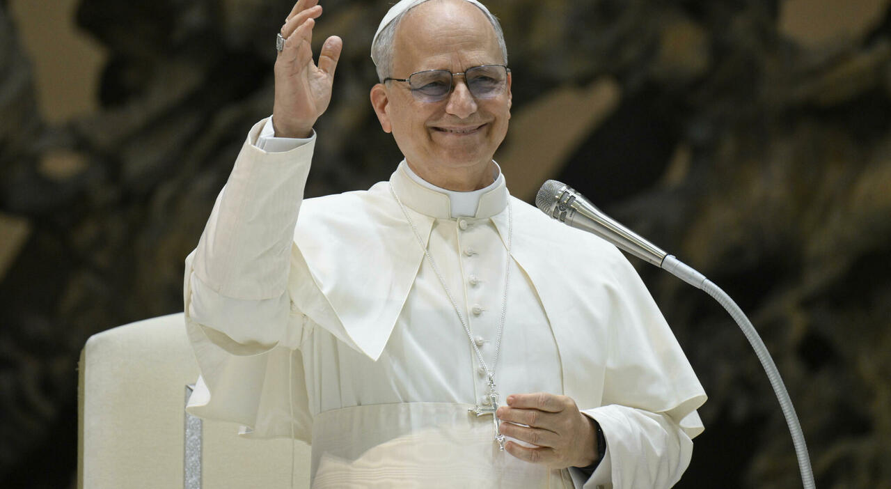 Papa Leone per la prima volta si affaccia dal Palazzo apostolico: «Invoco coraggio per chi cerca dialogo e pace» Papa Leone per la prima volta si affaccia dal Palazzo apostolico: «Invoco coraggio per chi cerca dialogo e pace»