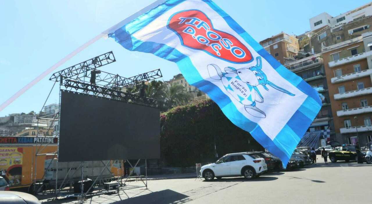 Scudetto, il lungomare si prepara per la sfilata del bus del Napoli Scudetto, il lungomare si prepara per la sfilata del bus del Napoli