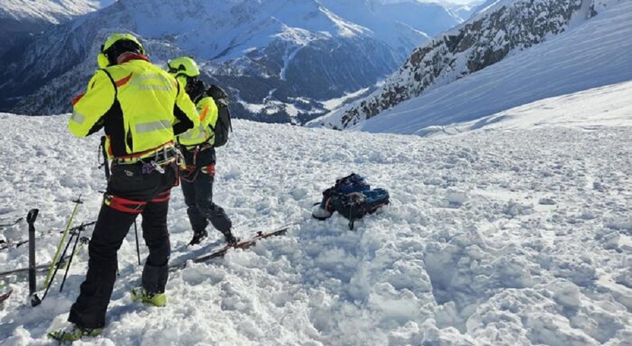 Cadaveri di cinque sciatori trovati sulle Alpi a 4mila metri di quota. Gli sci abbandonati ai piedi del ...