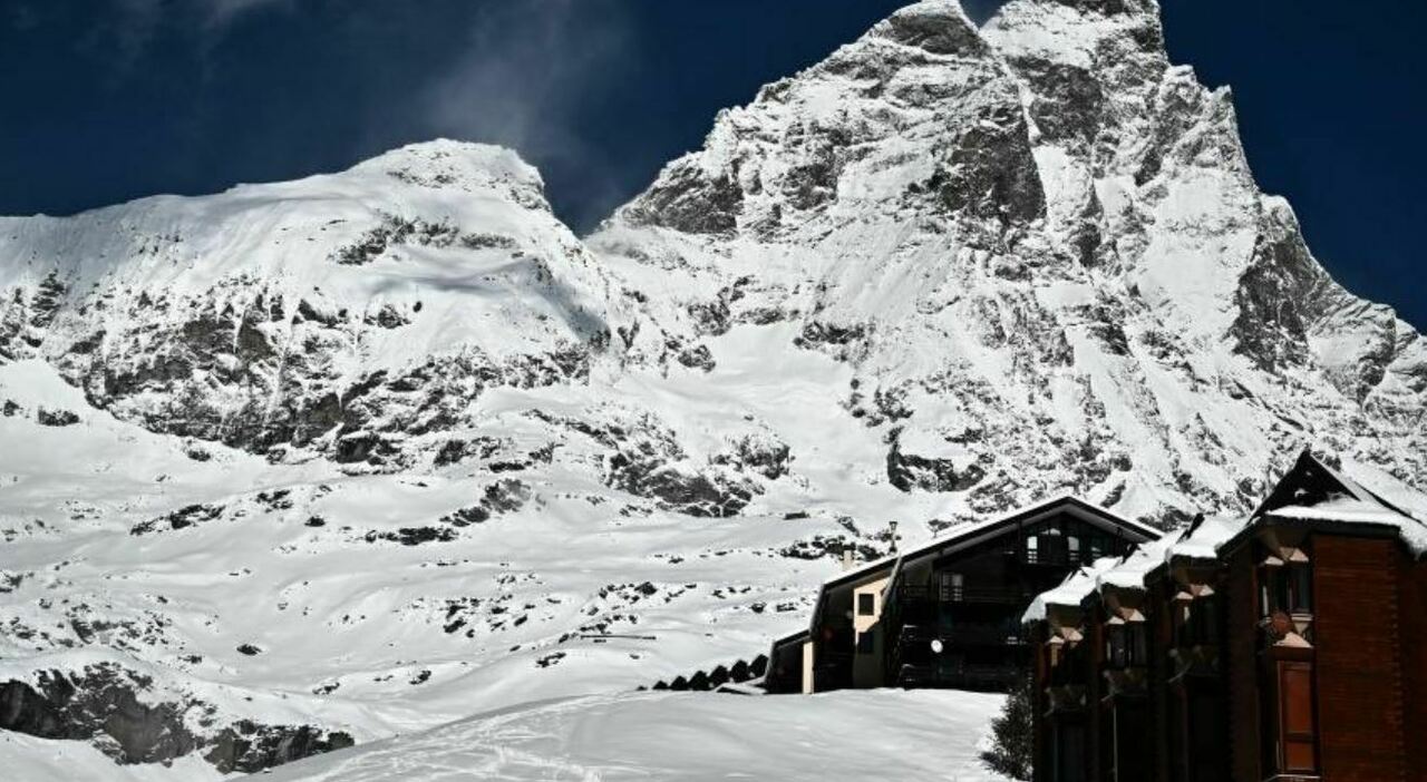 svizzera ritrovati i corpi di 5 sciatori sul ghiacciaio adler a 4 000 metri di quota nella zona di zermatt da Ilmattino.it svizzera ritrovati i corpi di 5 sciatori sul ghiacciaio adler a 4 000 metri di quota nella zona di zermatt