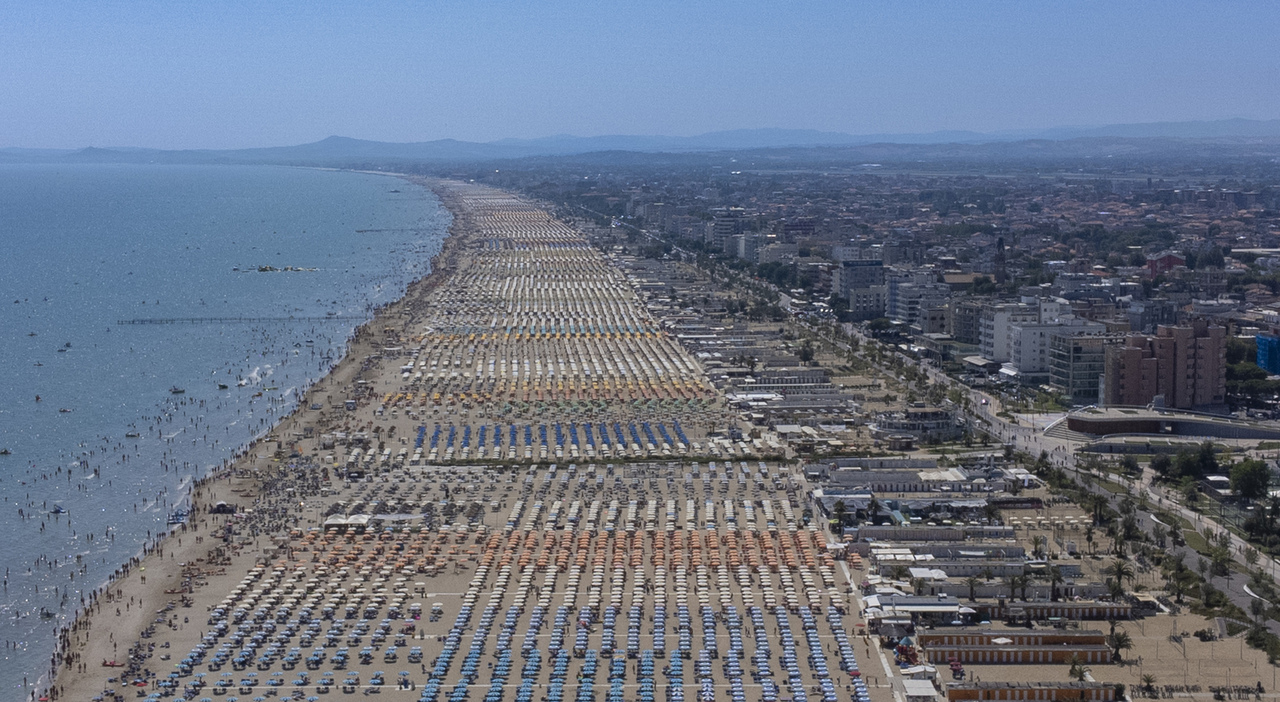 Vacanze 2025, che salasso: «La meta più cara in Liguria, 3.592 euro per una settimana. Per due lettini almeno 30 euro. Gli aumenti? "Colpa" dei turisti stranieri» Vacanze 2025, che salasso: «La meta più cara in Liguria, 3.592 euro per una settimana. Per due lettini almeno 30 euro. Gli aumenti? "Colpa" dei turisti stranieri»