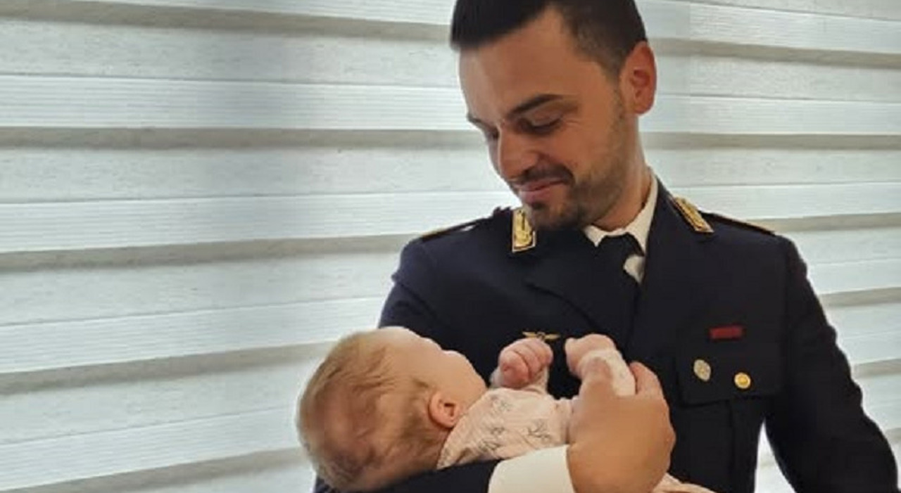 Bimba di due mesi colpita da un malore, il papà poliziotto la salva con ...