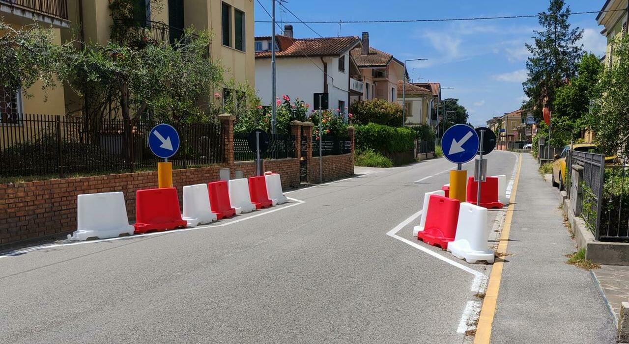 Pesaro, ingannata dalla striscia gialla a terra a Villa Fastiggi. Cade in bici nella strettoia e si ferisce alla testa Pesaro, ingannata dalla striscia gialla a terra a Villa Fastiggi. Cade in bici nella strettoia e si ferisce alla testa