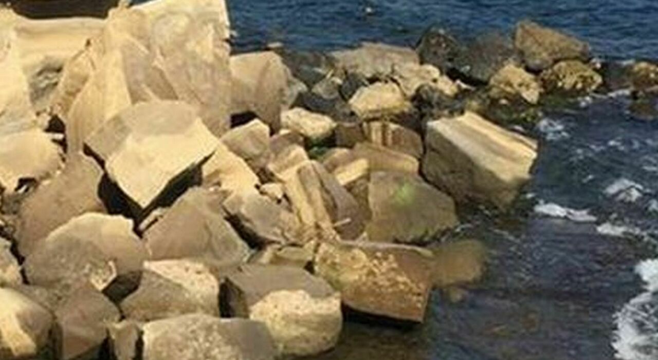 16enne fugge da comunità e carabinieri rischia di annegare dopo volo sugli scogli