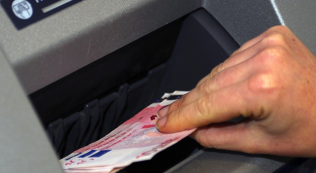 A Roma, un gesto d’onestà con 100 euro ritrovati al bancomat scatena polemiche sui social A Roma, un gesto d’onestà con 100 euro ritrovati al bancomat scatena polemiche sui social