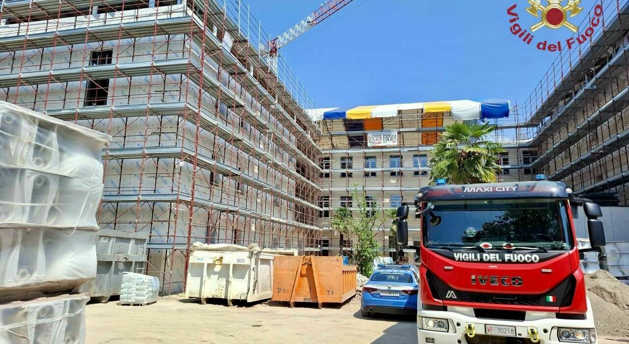 crolla il solaio di un ex convento in ristrutturazione due operai travolti dalle macerie portati in ospedale non sono in pericolo di vita