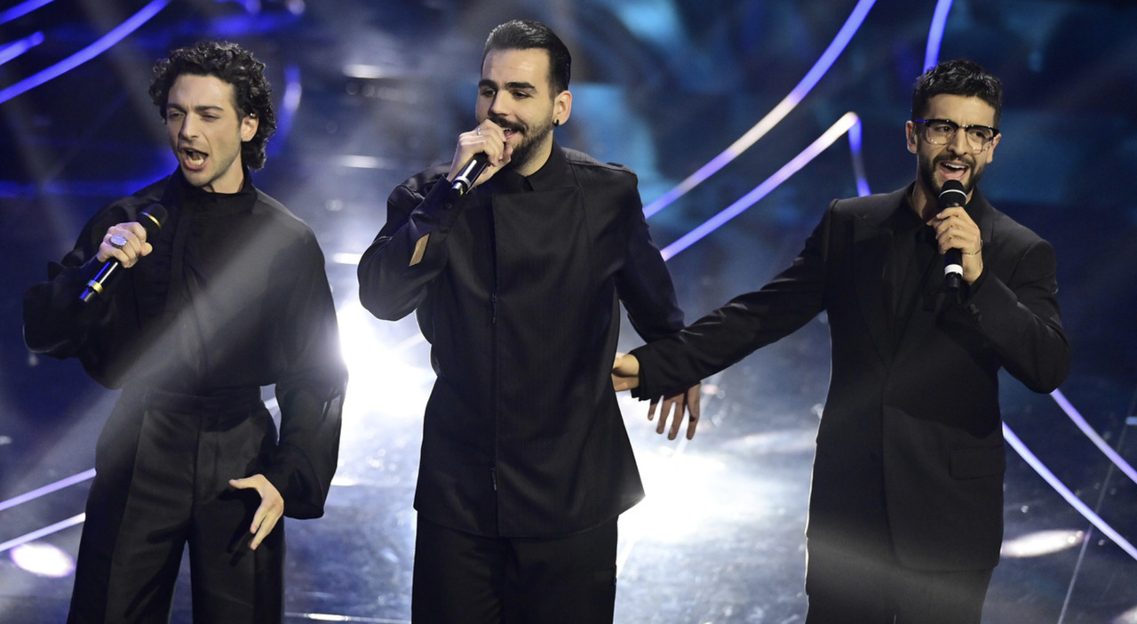 Il volo, pagelle look: Lorella Cuccarini in Grease (7-), Noemi un sogno (9), Enrico Brignano sbaglia arena dei gladiatori (7,5)
