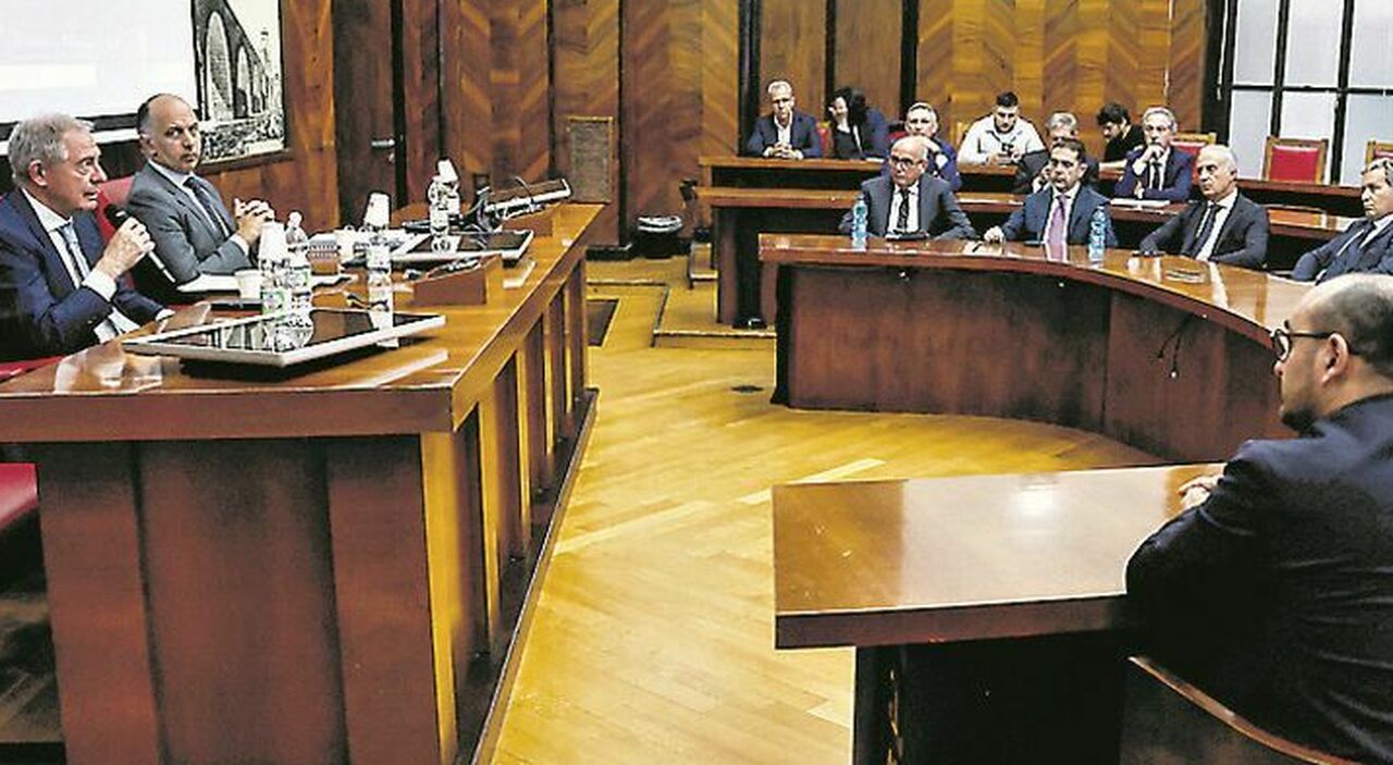 ex ilva di taranto promessa di urso produzione dimezzata ma non vi lasceremo soli