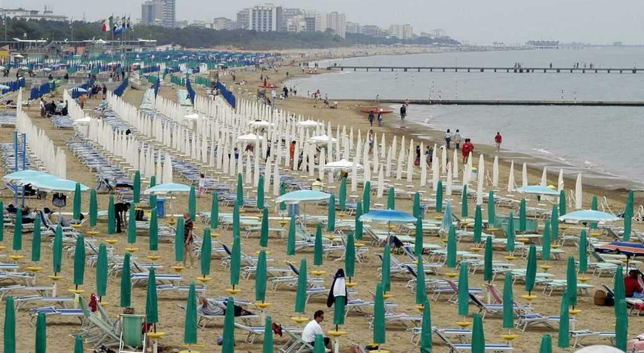 malore in mare i bagnanti vedono un cadavere galleggiare in acqua e chiamano i soccorsi la turista tedesca era in vacanza con il nipote