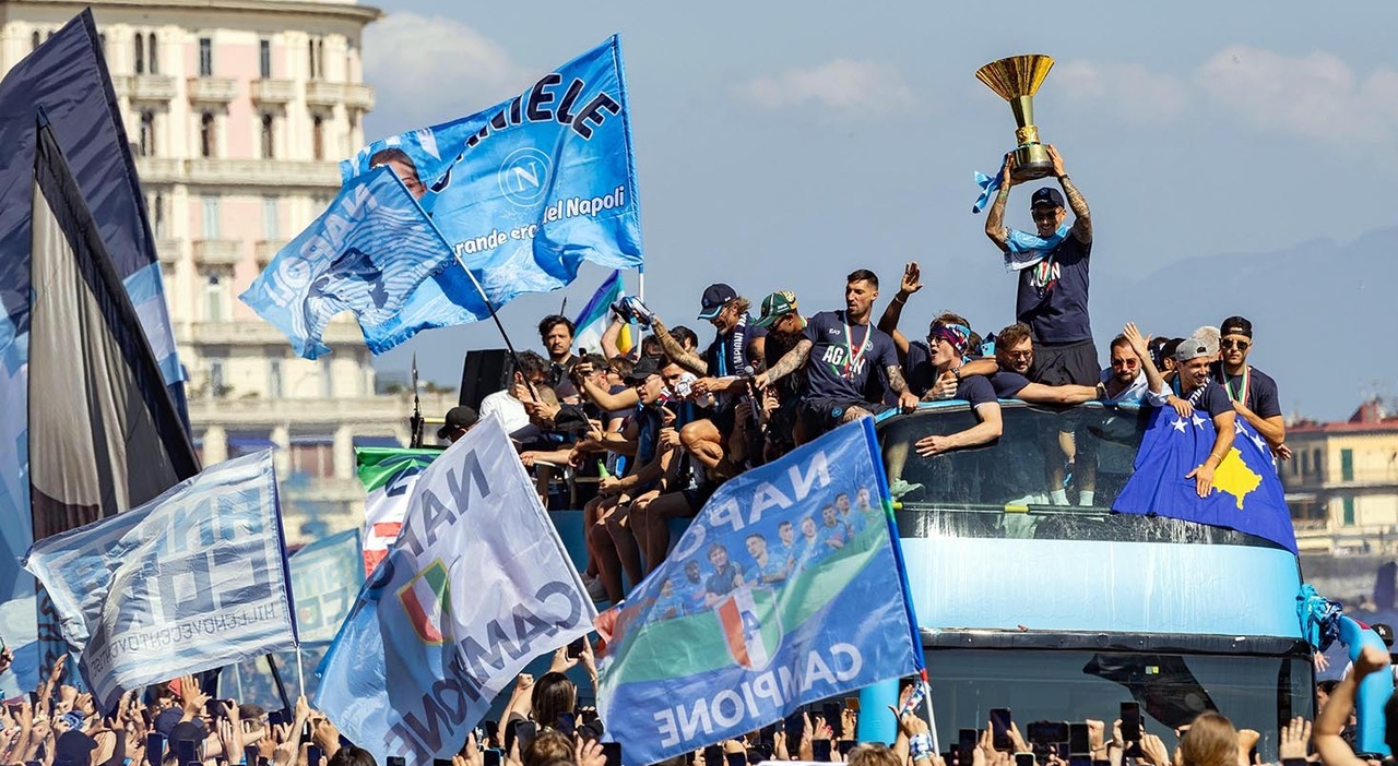 festa scudetto napoli la marea azzurra abbraccia i campioni