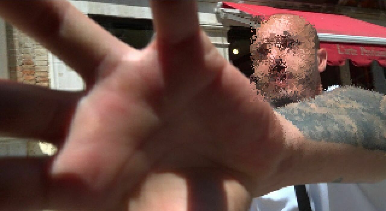 troupe fuori dal coro aggredita da un borseggiatore vicino alla fenice l operatore massimo belluzzo preso per il collo da un rumeno da Ilgazzettino.it troupe fuori dal coro aggredita da un borseggiatore vicino alla fenice l operatore massimo belluzzo preso per il collo da un rumeno