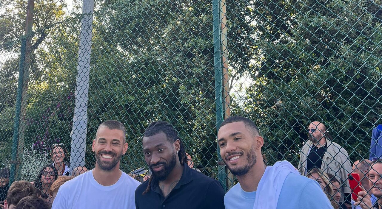 Napoli, juan jesus, anguissa e spinazzola in visita alla scuola calcio petrarca