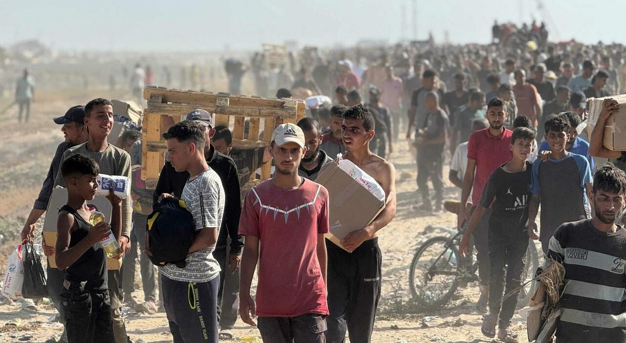 Gaza, il dramma della fame: la folla assalta un sito di aiuti Gaza, il dramma della fame: la folla assalta un sito di aiuti