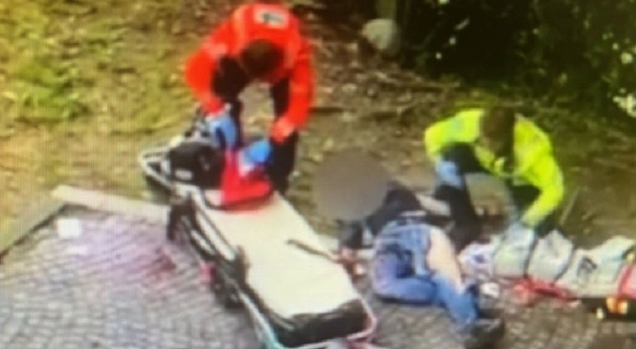 nordafricano sgozza un 47enne davanti alla stazione l uomo stramazza a terra in un mare di sangue davanti ai passanti