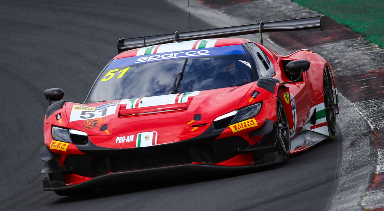 la Ferrari 296 GT3 del team AF Corse di Lorenzo Ferrari e Mahaveer Raghunathan