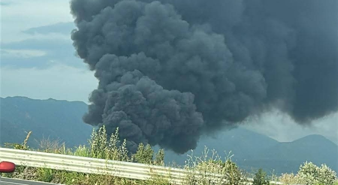 incendio al cis di nola tenete chiuse porte e finestre da Ilmattino.it incendio al cis di nola tenete chiuse porte e finestre
