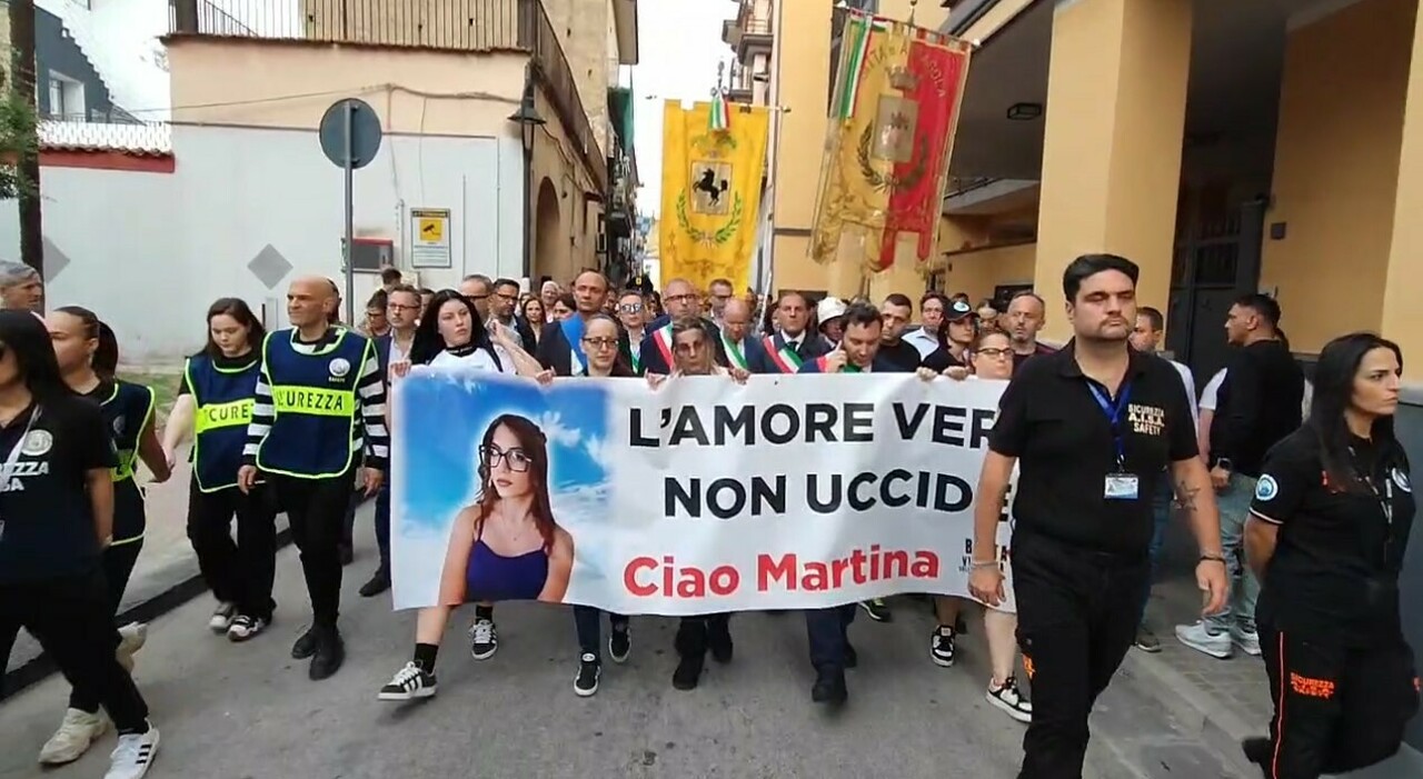 martina carbonaro uccisa dall ex fidanzato fiaccolata a afragola l amore vero non uccide