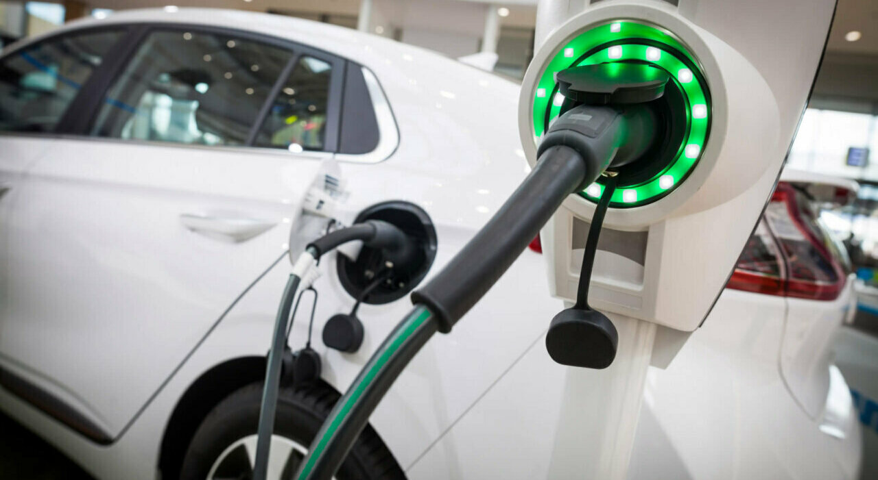 Un'auto elettrica in ricarica