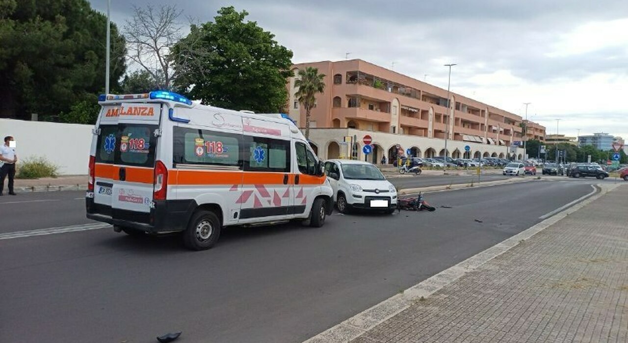 Lecce, incidente tra auto e moto: un ferito Lecce, incidente tra auto e moto: un ferito