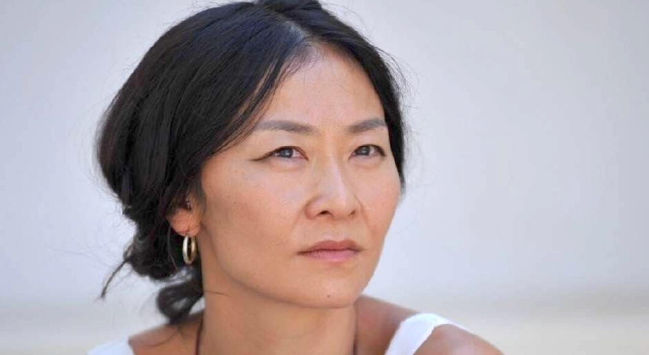 «Cinese nata in Italia, ho sposato chi amavo e non sono una mamma tigre. Sono la pecora nera della famiglia: la doppia identità non è facile» «Cinese nata in Italia, ho sposato chi amavo e non sono una mamma tigre. Sono la pecora nera della famiglia: la doppia identità non è facile»