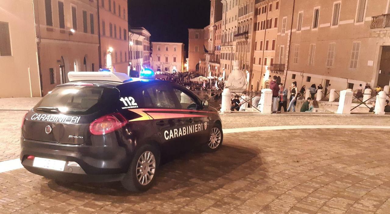 Ancona, incubo alla festa degli universitari in piazza del Papa: «Sono stata violentata in un vicolo» Ancona, incubo alla festa degli universitari in piazza del Papa: «Sono stata violentata in un vicolo»