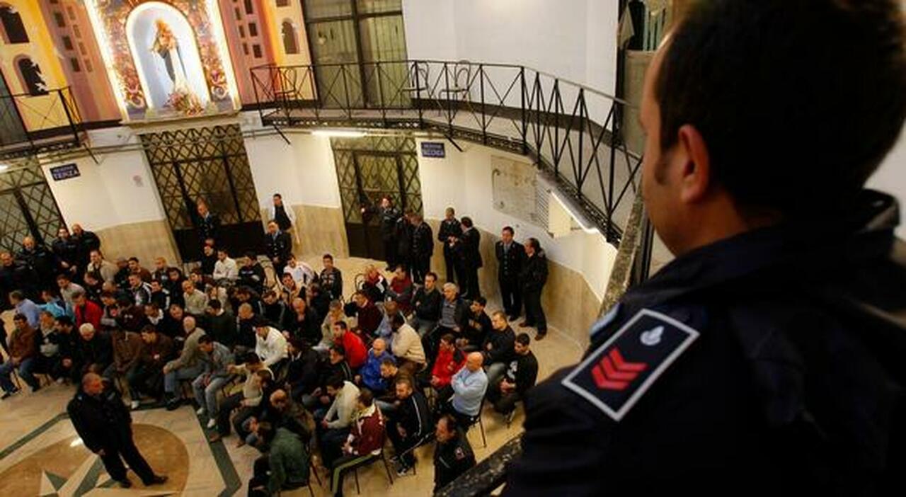 carceri sovraffollate ingressi di minorenni più che raddoppiati in 2 anni un terzo delle celle ha meno di 3 m² per detenuto da Leggo.it carceri sovraffollate ingressi di minorenni più che raddoppiati in 2 anni un terzo delle celle ha meno di 3 m² per detenuto
