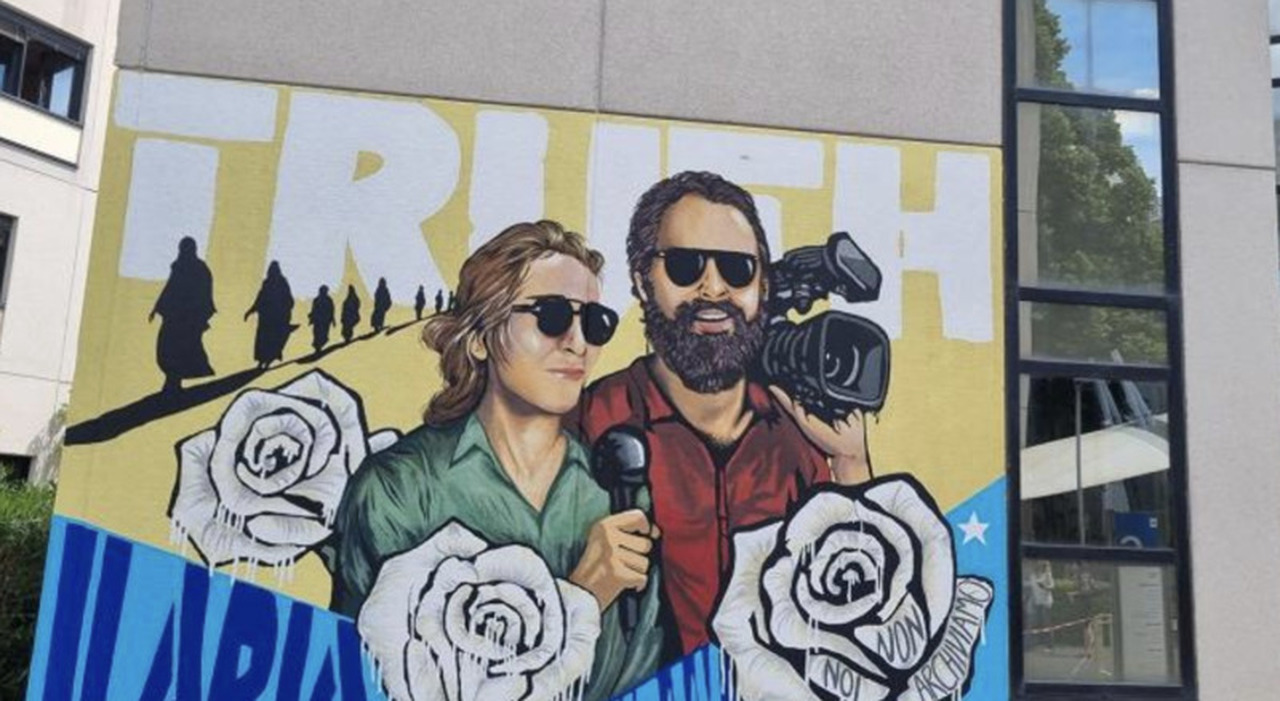 Un murale a Saxa Rubra rende omaggio a Ilaria Alpi e Miran Hrovatin, trasformando la memoria in arte di strada da non perdere.