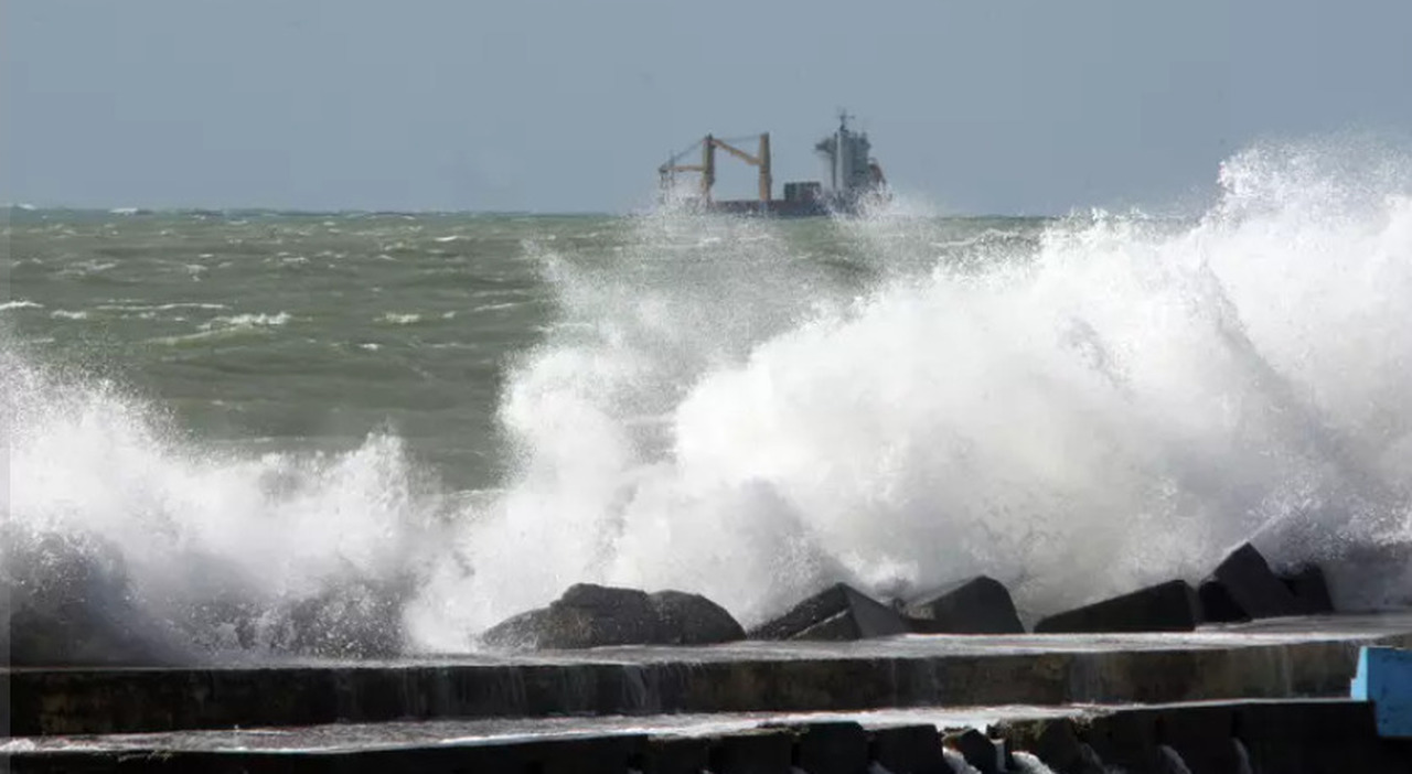 Nave da crociera rompe gli ormeggi: 2 turisti in mare. Paura per il forte vento a Catania Nave da crociera rompe gli ormeggi: 2 turisti in mare. Paura per il forte vento a Catania