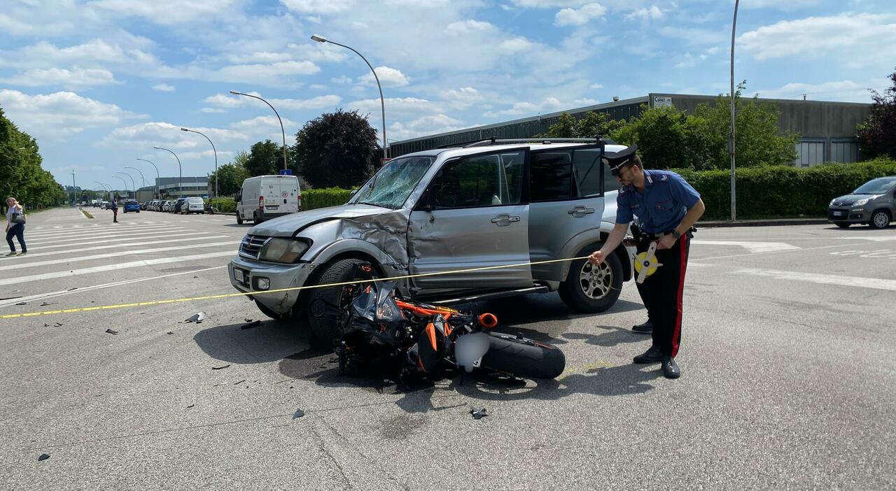 Incidente tra auto e moto, centauro sbalzato sul parabrezza del fuoristrada muore a 25 anni Incidente tra auto e moto, centauro sbalzato sul parabrezza del fuoristrada muore a 25 anni