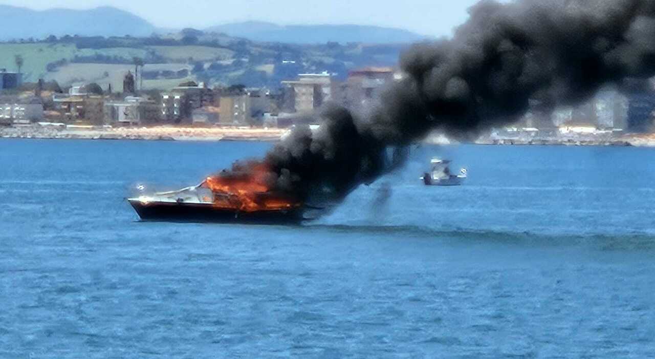 fano inferno a bordo barca divorata dal fuoco e nube di fumo salvati da altri diportisti con un gommone da Corriereadriatico.it fano inferno a bordo barca divorata dal fuoco e nube di fumo salvati da altri diportisti con un gommone