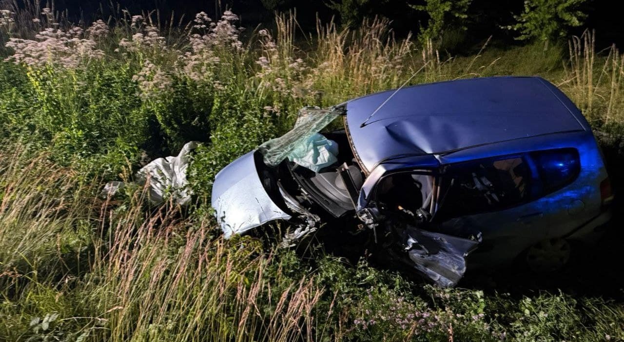 Incidente tra due auto in piena notte: un passeggero viene sbalzato fuori dal parabrezza e muore sul colpo. Ferite due persone e una bambina Incidente tra due auto in piena notte: un passeggero viene sbalzato fuori dal parabrezza e muore sul colpo. Ferite due persone e una bambina