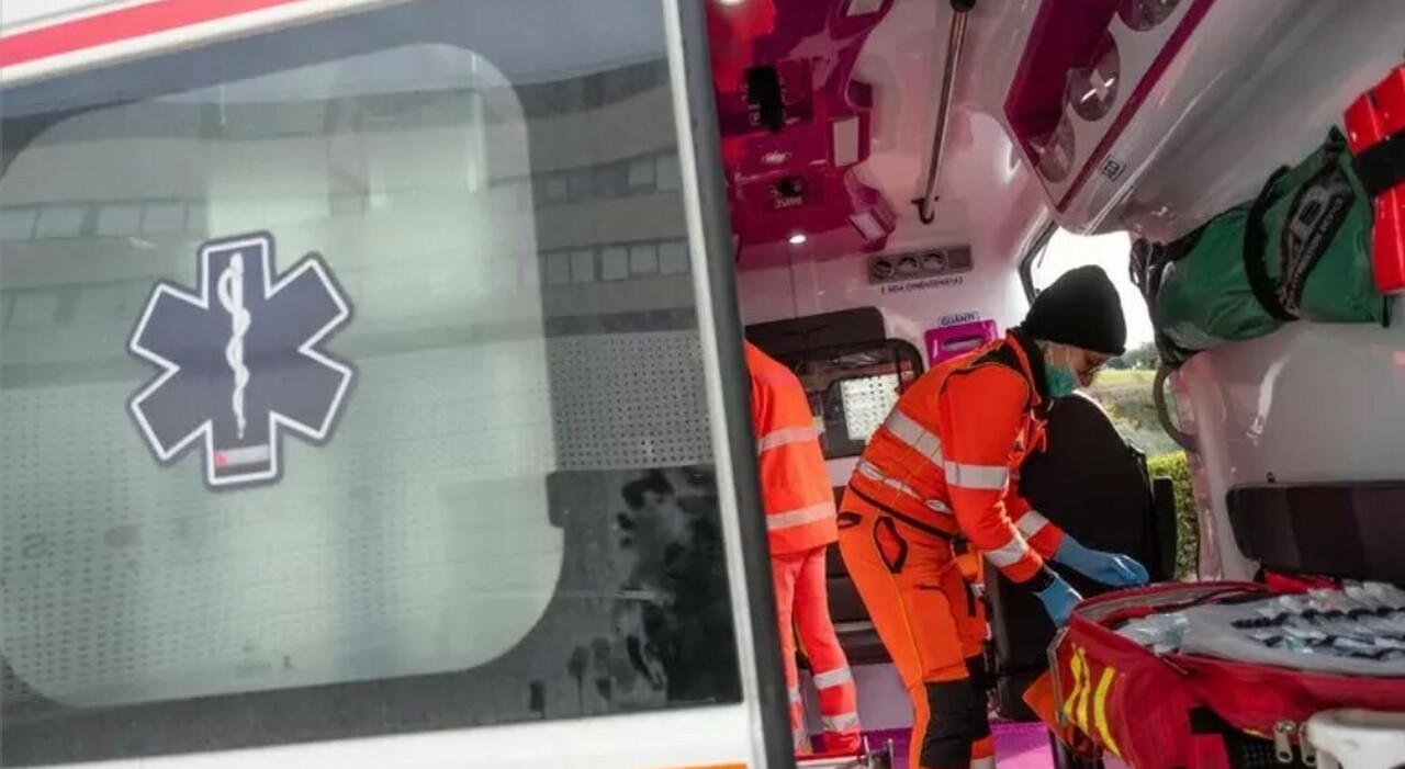 Ragazzo di 19 anni accoltellato a Roma fuori dalla metro: è grave. La fidanzata che era con lui: «Aggredito senza motivo» Ragazzo di 19 anni accoltellato a Roma fuori dalla metro: è grave. La fidanzata che era con lui: «Aggredito senza motivo»