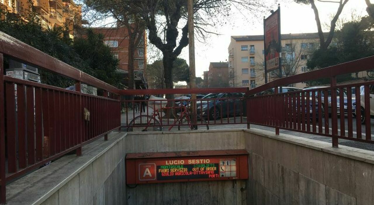 Roma, 19enne accoltellato davanti alla metro sotto gli occhi della fidanzata: è grave. Aggredito da un gruppo di ragazzi Roma, 19enne accoltellato davanti alla metro sotto gli occhi della fidanzata: è grave. Aggredito da un gruppo di ragazzi