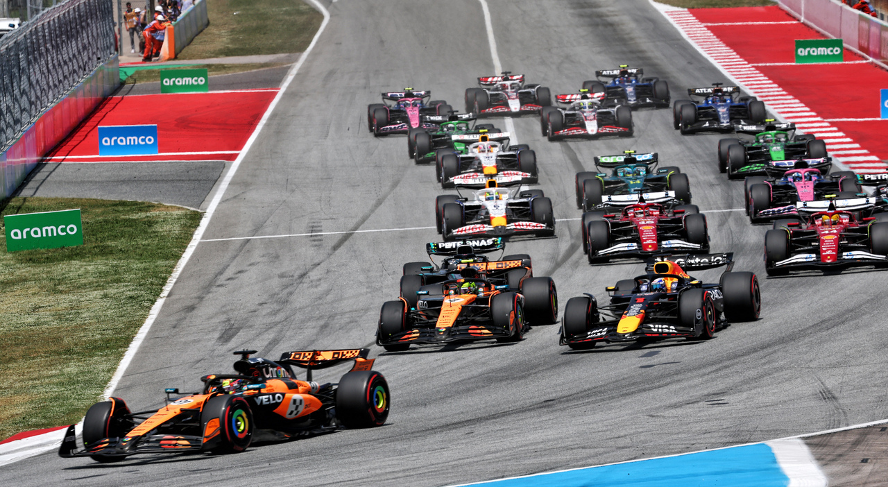 gp di spagna la diretta mclaren al comando con piastri e norris anche leclerc al pit stop terzo torna verstappen