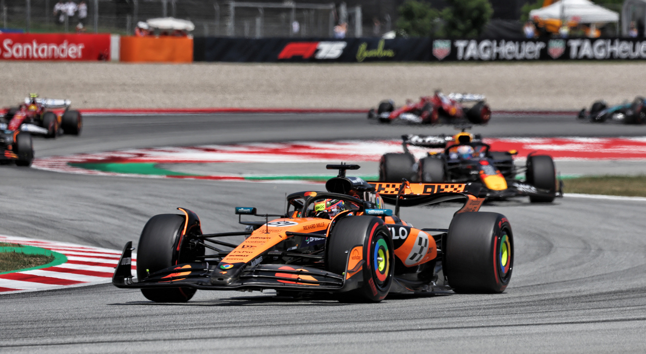 GP di Spagna, la diretta: safety car per il ritiro di Antonelli, i primi tutti ai box per montare gomme nuove GP di Spagna, la diretta: safety car per il ritiro di Antonelli, i primi tutti ai box per montare gomme nuove
