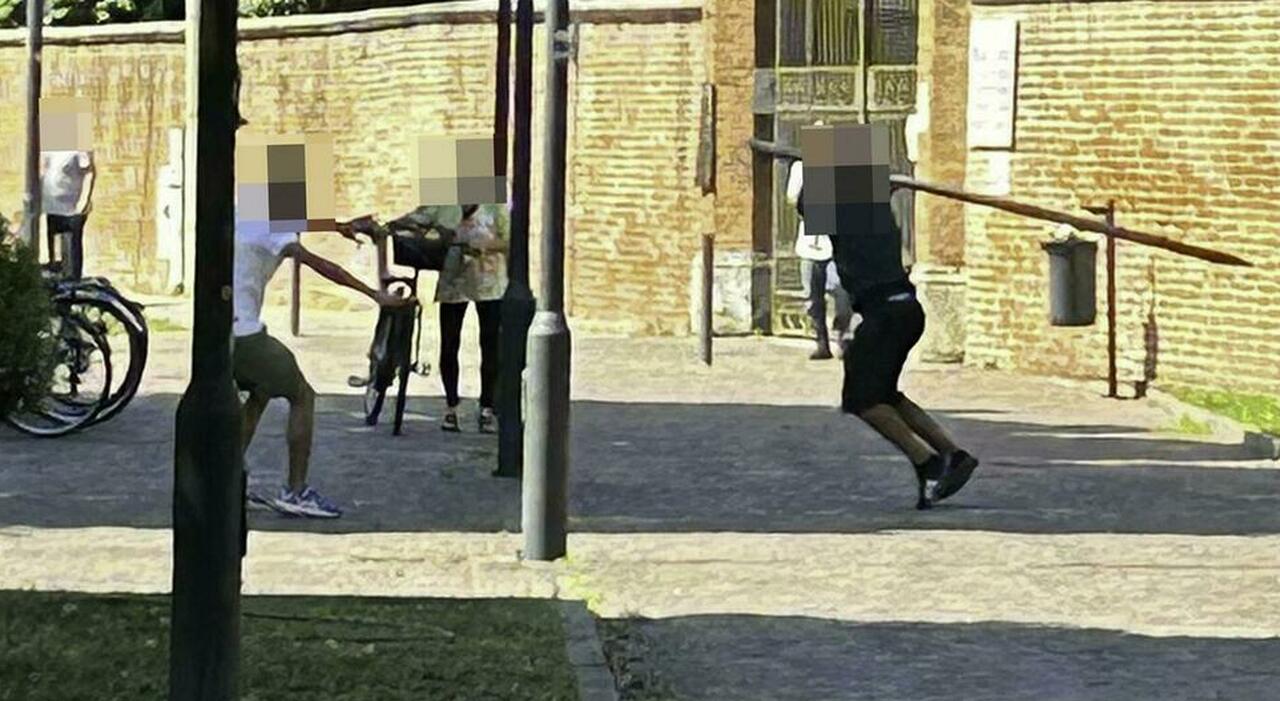 rissa fra stranieri davanti al cimitero gli insulti i pugni e l inseguimento con il bastone davanti ai bambini del gruppo scout erano terrorizzati