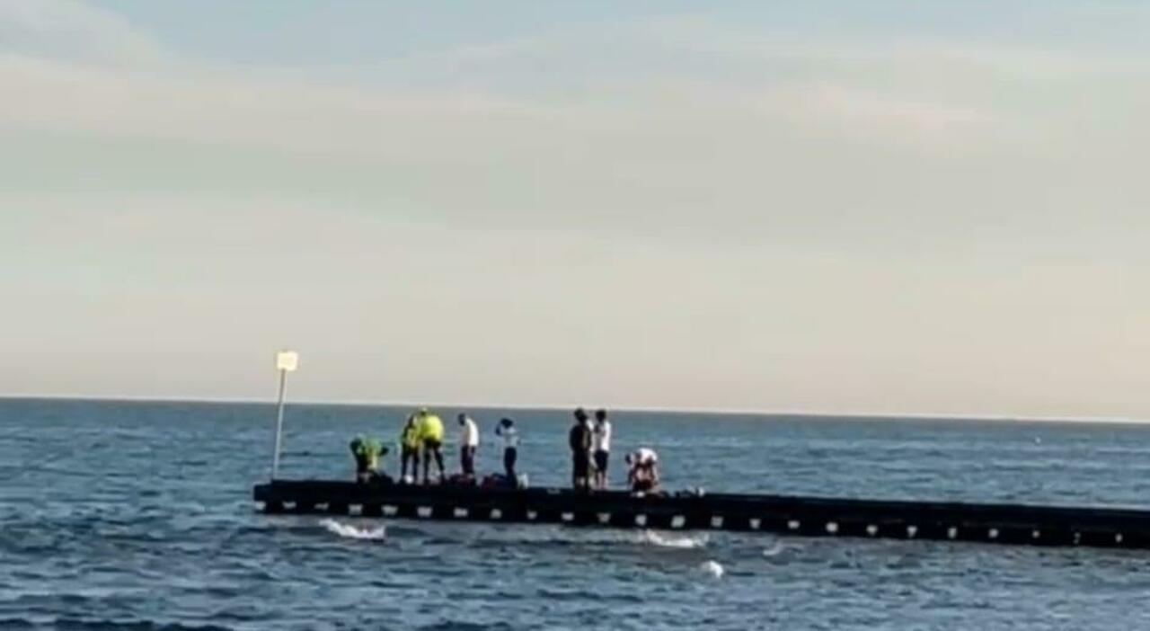 Tuffo dal pontile a Jesolo, 17enne rischia la paralisi. L Tuffo dal pontile a Jesolo, 17enne rischia la paralisi. L