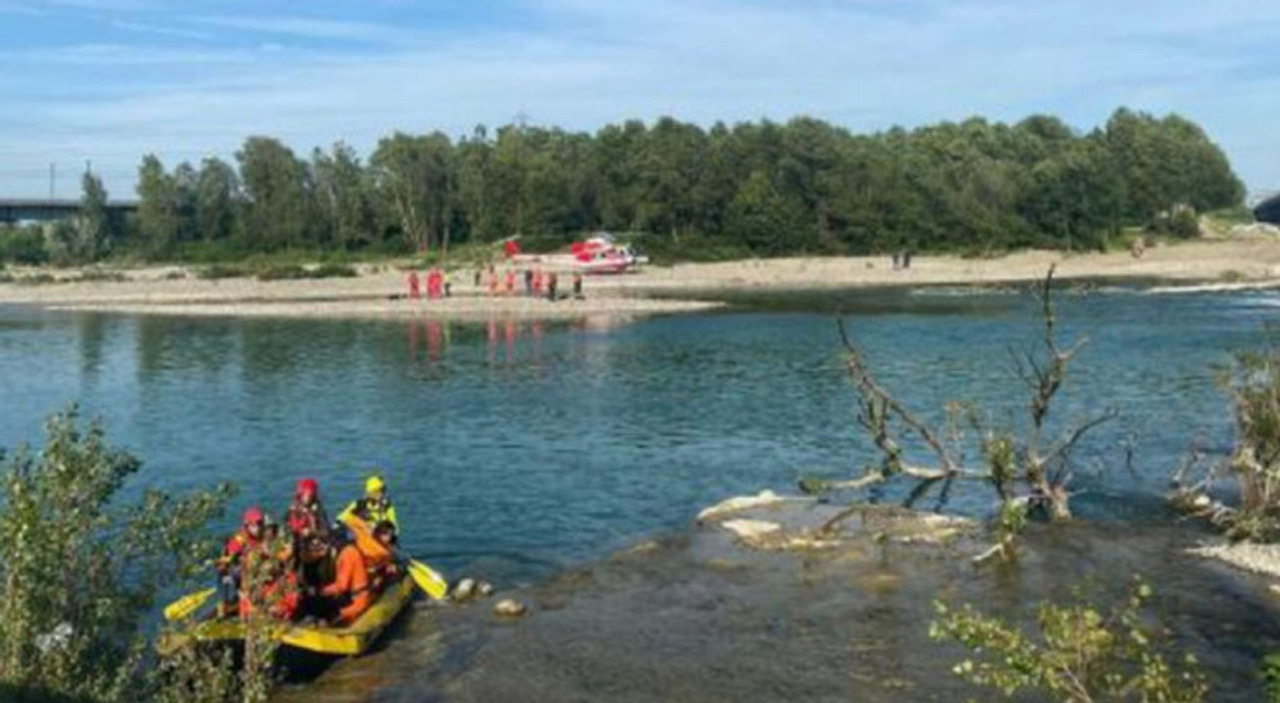 Si tuffa nel fiume Taro per salvare dei bambini, morto 34enne: «Non è più riemerso» Si tuffa nel fiume Taro per salvare dei bambini, morto 34enne: «Non è più riemerso»