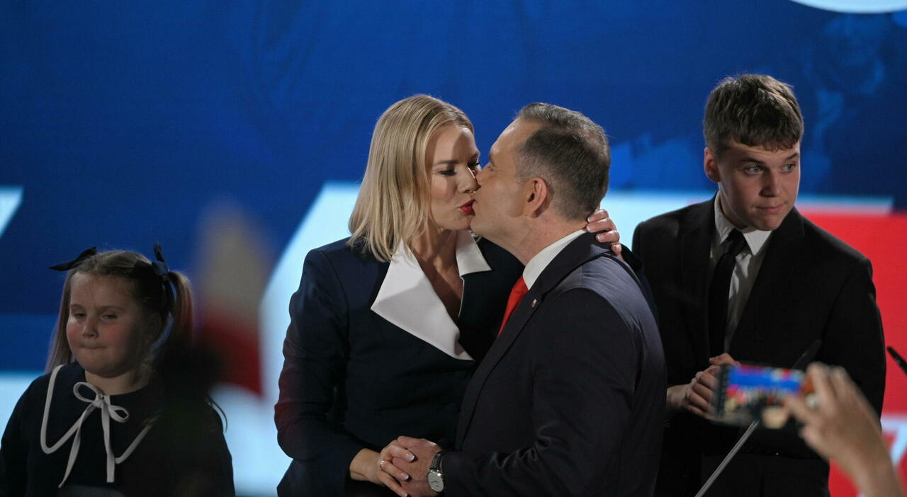 karol nawrocki chi è il nuovo presidente della polonia 42 anni il passato nel pugilato e quello slogan prima i polacchi ispirato a trump
