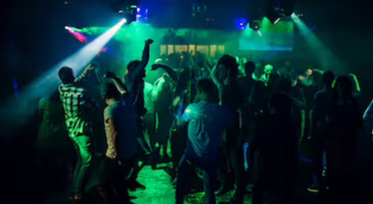 ragazzo preso a martellate in testa al culmine di una rissa fuori da una discoteca è gravissimo