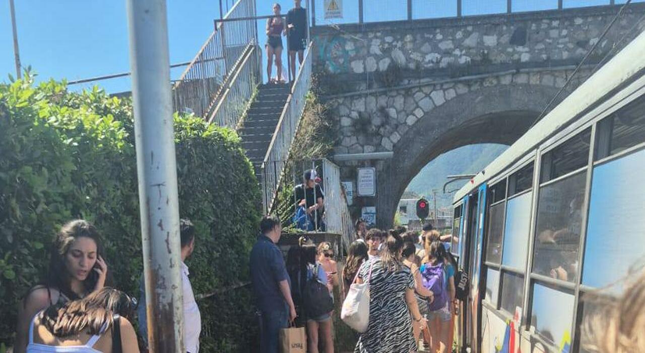 circumvesuviana folla e catena di guasti turisti lasciati in stazione