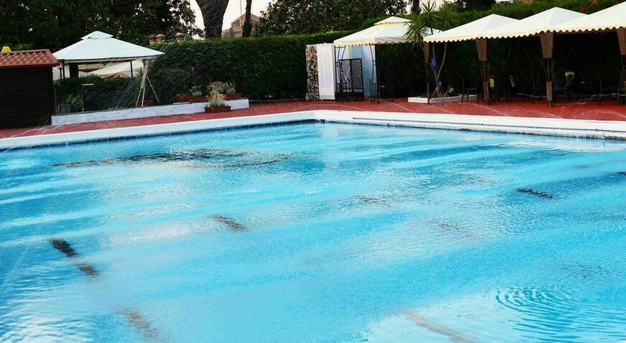 cinque bambini intossicati dal cloro dopo un bagno in piscina a roma un bimbo di 9 anni è in terapia intensiva rischia gravi danni neurologici