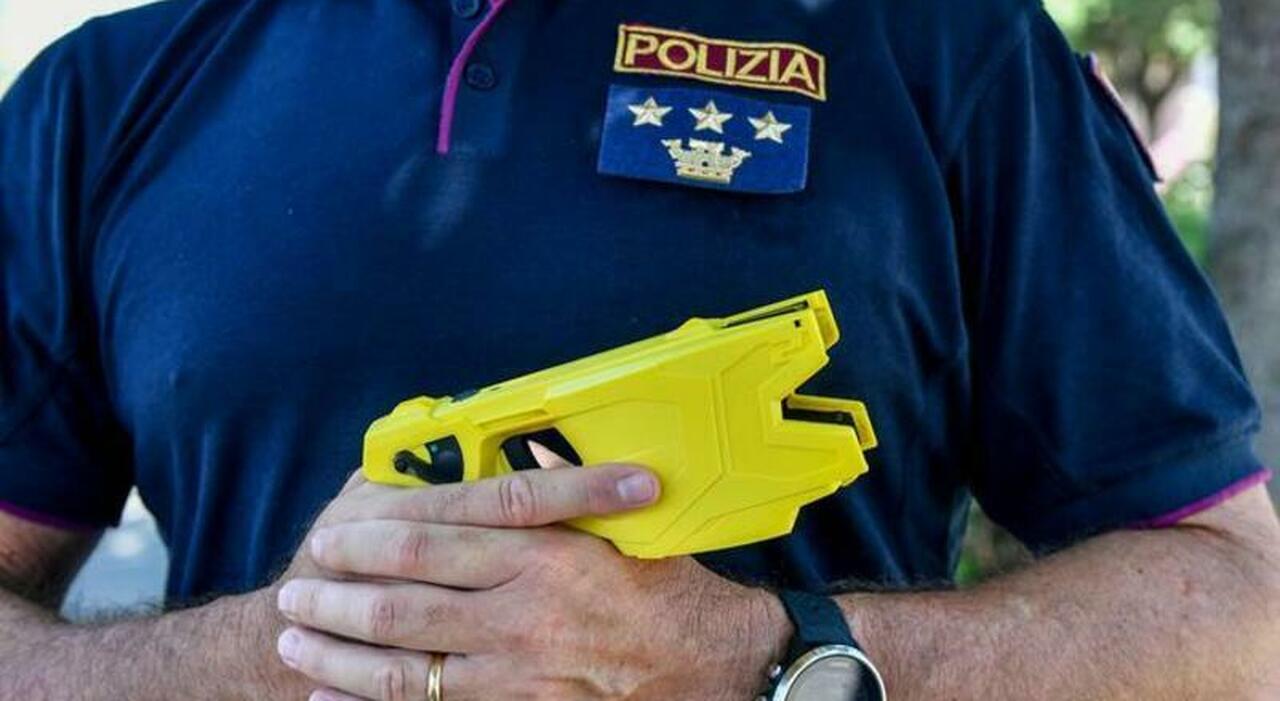 Trentenne viene colpito con il taser dalla polizia e muore: «Aveva opposto resistenza». Il malore, la lite e i soccorsi Trentenne viene colpito con il taser dalla polizia e muore: «Aveva opposto resistenza». Il malore, la lite e i soccorsi